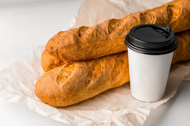 Baguetes francesas frescas com uma xícara de café