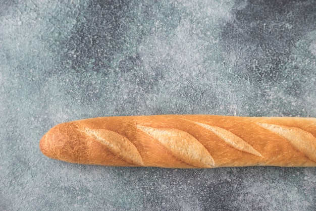 Baguette auf dem Betontisch, Draufsicht