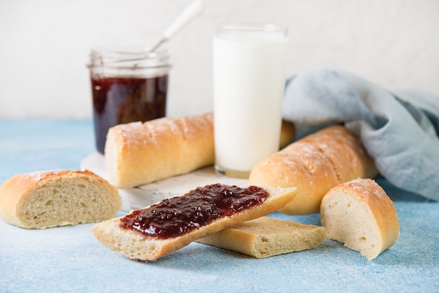 Baguette casera francesa con mermelada para el desayuno