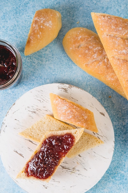 Baguette casera francesa con mermelada para el desayuno