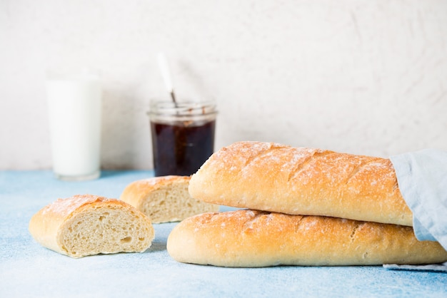 Baguette casera francesa con mermelada para el desayuno