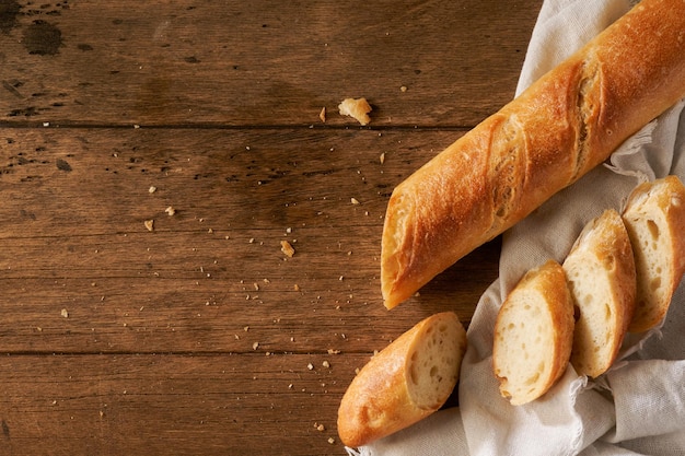 Baguette casera fresca sobre un fondo de madera