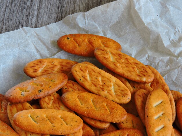 Baguette-Cracker auf Papier.