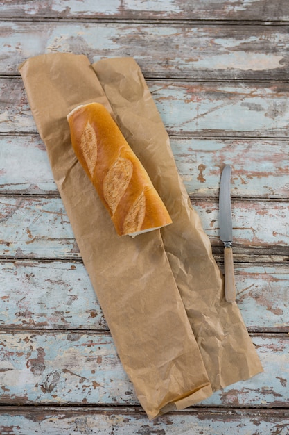 Foto baguette con cuchillo