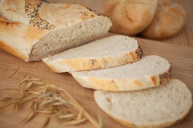 Baguette de sementes de papoula fatiada