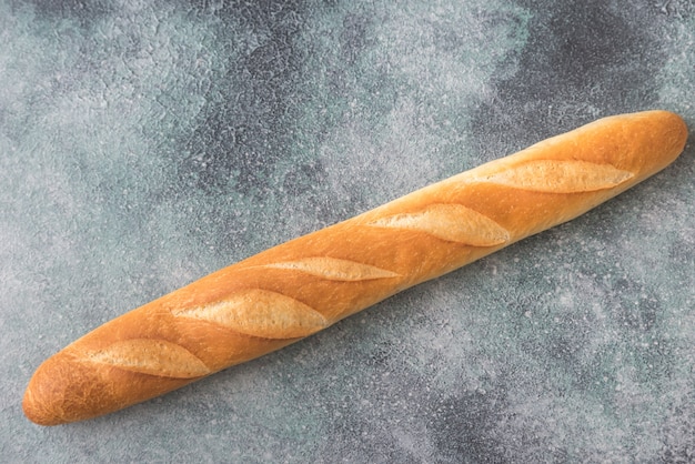 Baguette en el fondo de madera