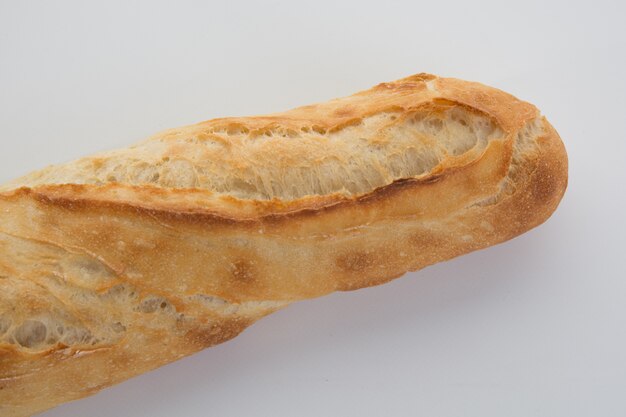 Baguette francés aislado en un blanco