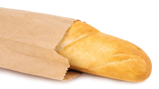 Baguette francés en la bolsa de papel aislada en blanco.