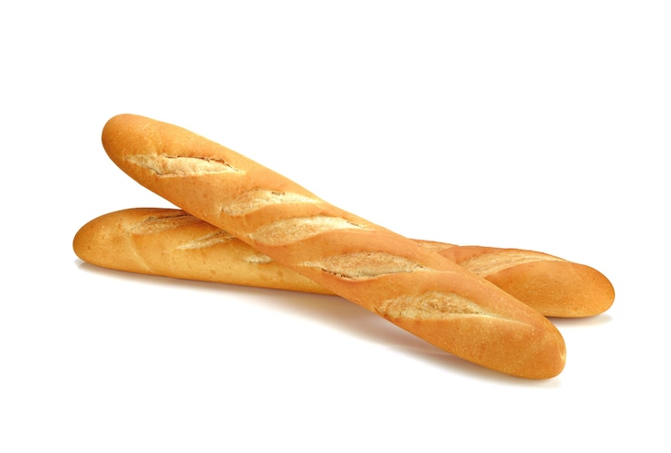 Foto baguette francés sobre fondo blanco.