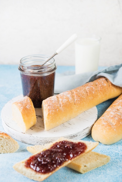 Baguette francesa casera con mermelada para el desayuno, comida casera simple