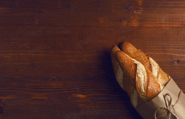 Baguette francesa en estilo rústico sobre una mesa de madera