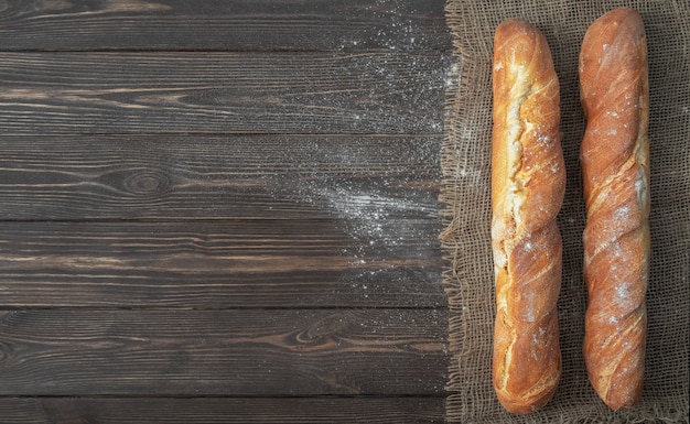 Baguette francesa fresca hecha de harina blanca