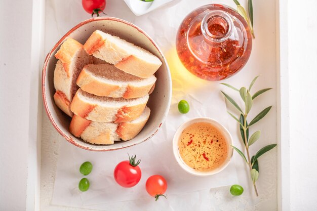 Baguette fresca con hierbas de tomate y aceite de oliva