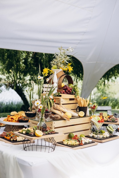 Baguette y frutas y uvas en la mesa de bocadillos de boda