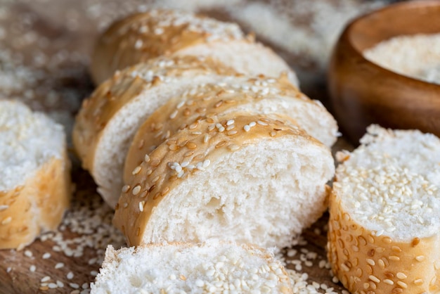 Baguette de grano de trigo espolvoreado con semillas de sésamo