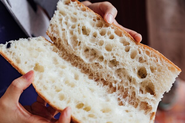 Baguette interior con agujeros de aire. Pan casero hecho por artesanos.