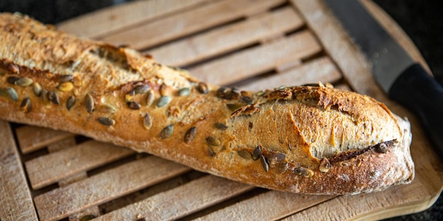 baguette kürbiskerne französisch frisches brot frische portion gesunde mahlzeit essen diät snack auf dem tisch