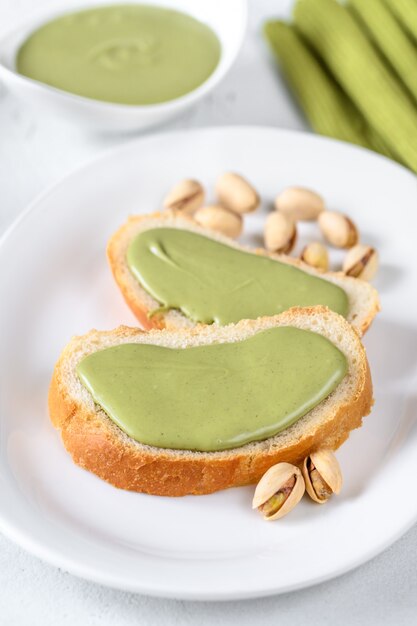 Baguette con mantequilla de pistacho