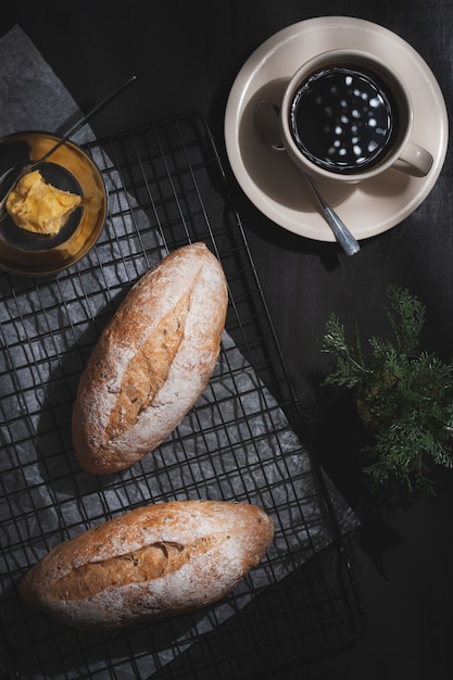 Baguette en mesa de madera azul