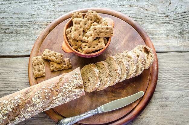 Baguette mit Chips auf Holztablett