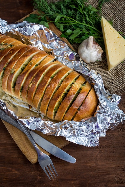 Baguette mit Knoblauch, Käse und Kräutern