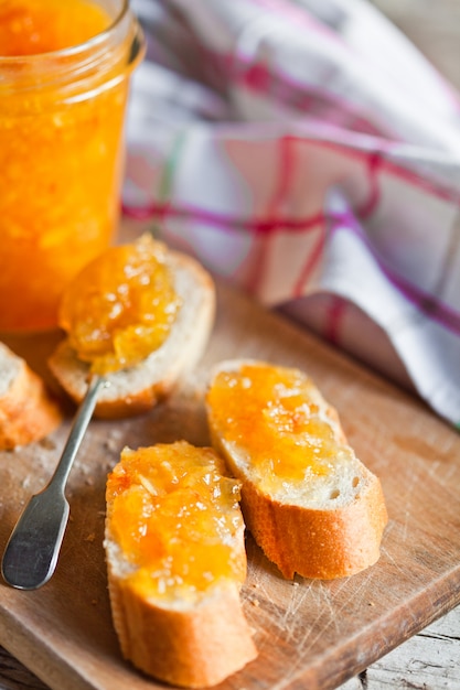 Baguette mit Orangenmarmelade