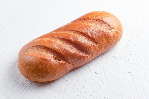 Baguette o pan sobre un fondo de hormigón blanco