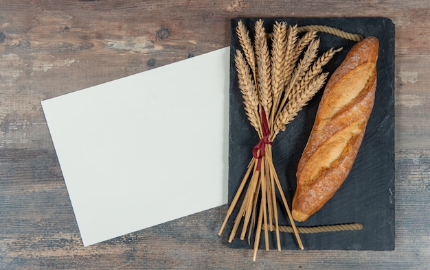 Baguette oder französisches Brot und einige Weizenähren