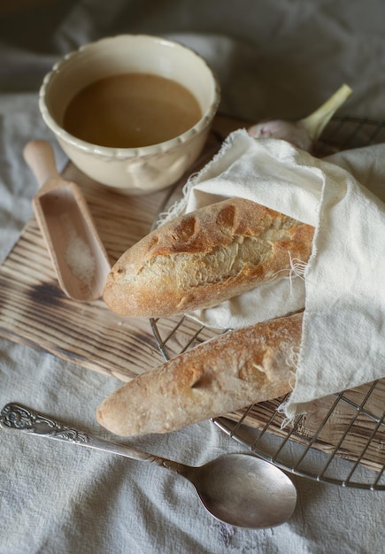 baguette pan fresco hecho a mano en estilo rústico