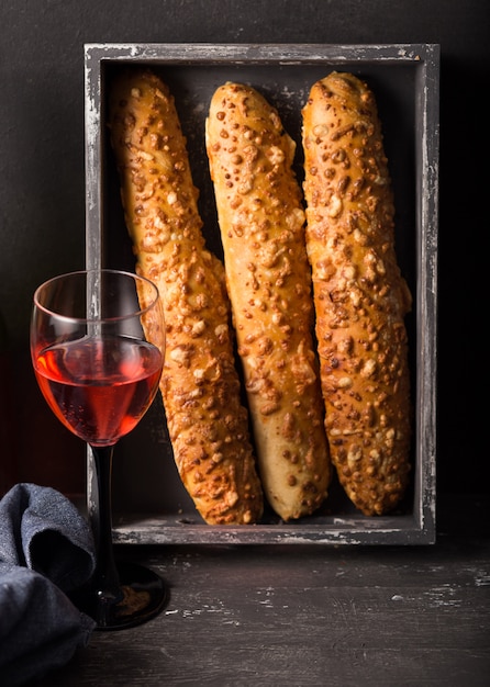 Baguette de queso francés con vino tinto. Baguettes francesas caseras recién horneadas. estilo rústico pan largo