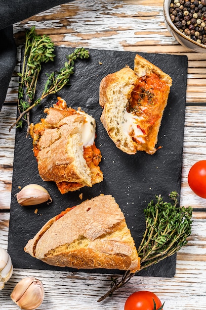 Baguette rellena de berenjenas, tomates y queso.