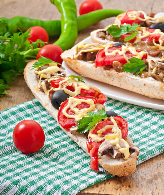 Baguette rellena de ternera y champiñones con tomate y queso