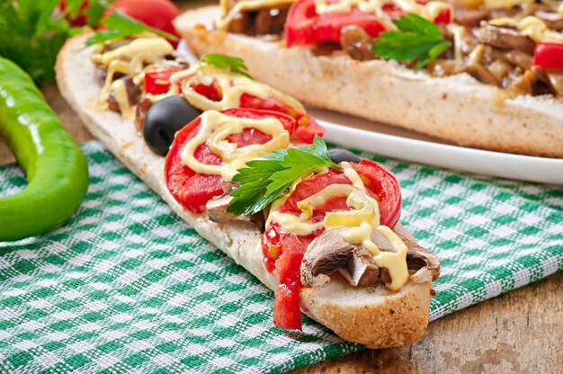 Baguette rellena de ternera y champiñones con tomate y queso