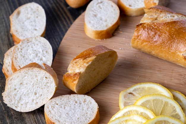 Baguette en rodajas mientras se cocina en la cocina