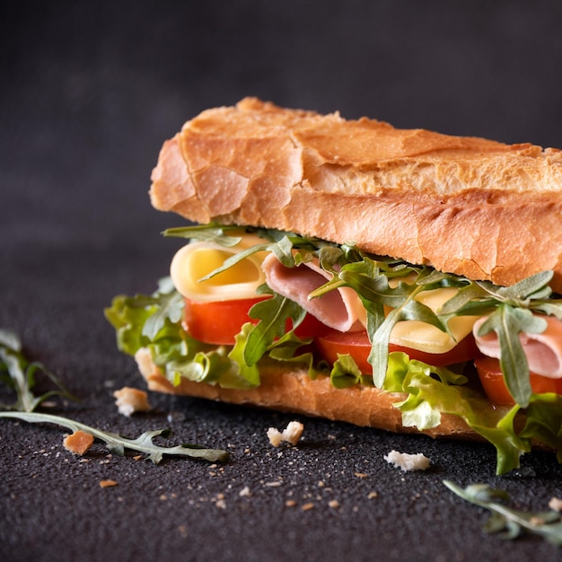 Baguette-Sandwich mit Käse-Schinken-Tomaten und Gemüse