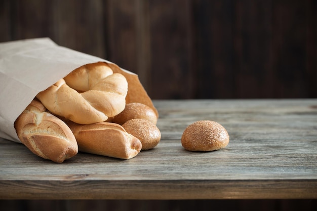 Baguette sobre fondo oscuro de madera vieja