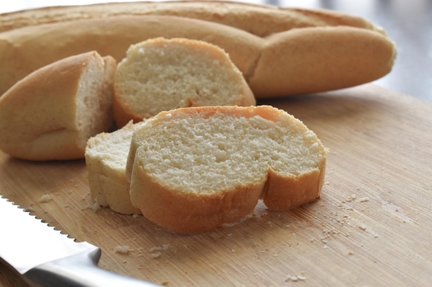 Baguette en una tabla de cortar de bambú