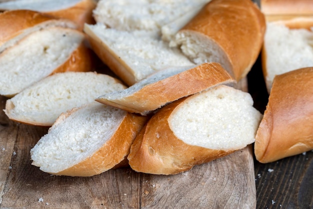 Una baguette de trigo cortada en trozos de cerca