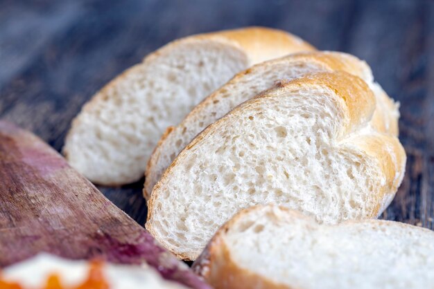 Baguette de trigo cortado en trozos para cocinar sándwiches