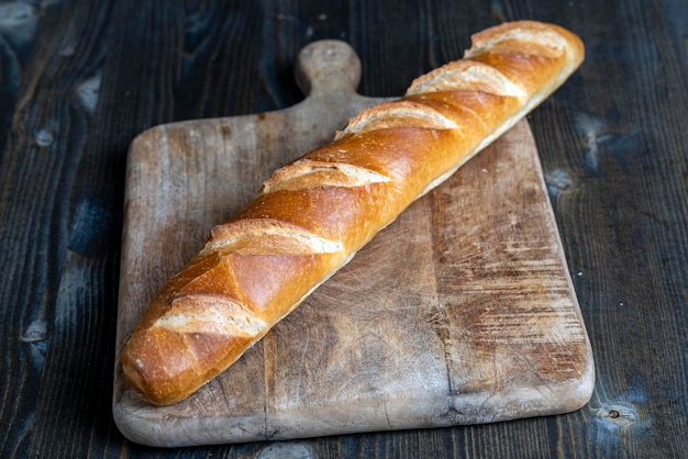 Una baguette de trigo integral no cortada en trozos