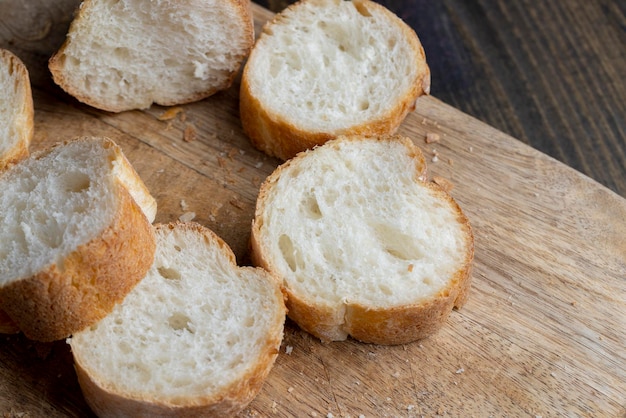 Baguette de trigo en rodajas en un tablero