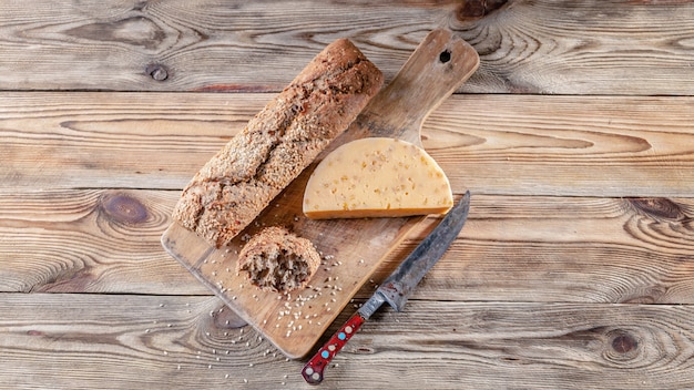 Baguette und Käse mit Gewürzen und Kräutern. Leckeres und gesundes Bio-Food-Konzept. Ansicht von oben