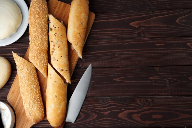 Baguettebrot auf braunem Holzbrett schließen oben