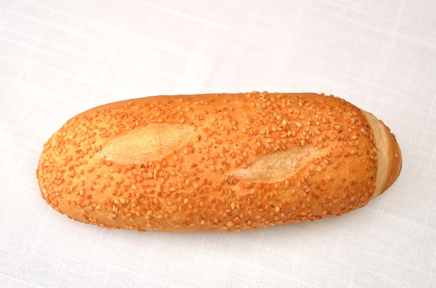 Baguettebrot isoliert auf der Tischdecke