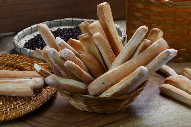 Baguettebrot und Kaffee beim Bäcker