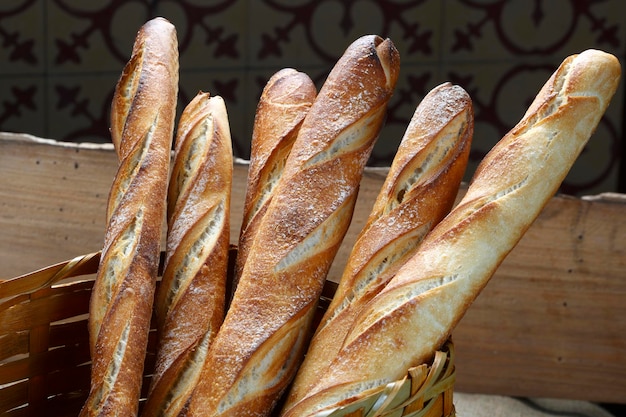 Baguettebrot und Kaffee beim Bäcker