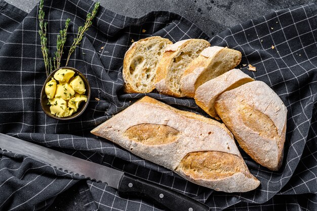 Baguettes artesanales y corte rebanada con mantequilla. vista superior