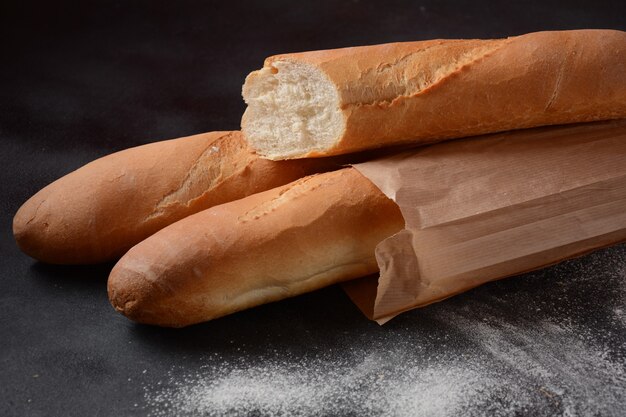 Baguettes aus französischem frischem Brot auf dunklem Hintergrund