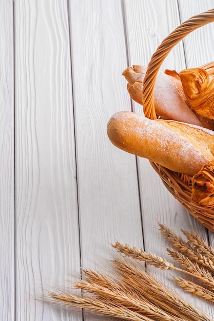 Baguettes en busket y orejas sobre tablas de madera blanca comida y bebida bodegón