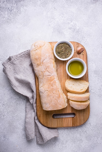 Baguettes caseras francesas con aceite de oliva.